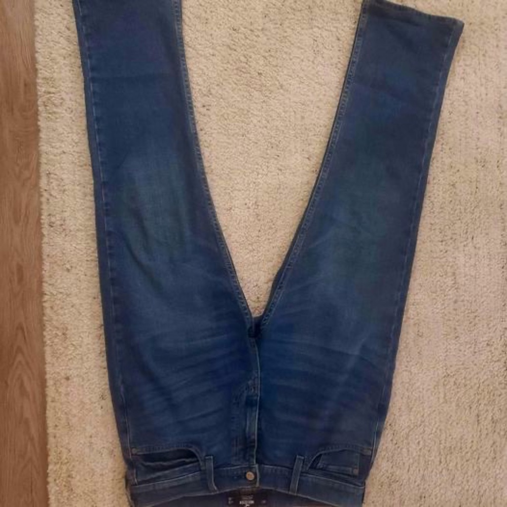 Hollister Epic Flex MEDIUM WASH SLIM STRAIGHT JEANS